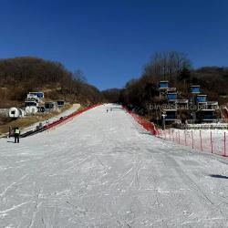 Капсульный домик на горнолыжной базе в горах (арт. 25-24110008)