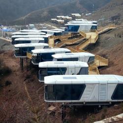 Капсульный домик на горнолыжной базе в горах (арт. 25-24110008)