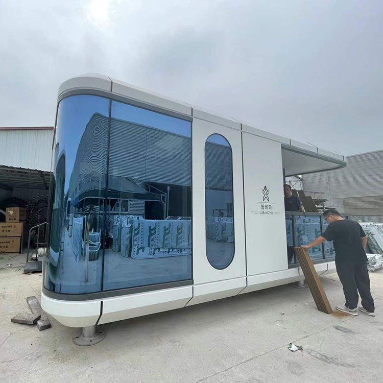 Дом на колесах с 2 спальнями в футуристическом стиле (арт. 26-1090069)