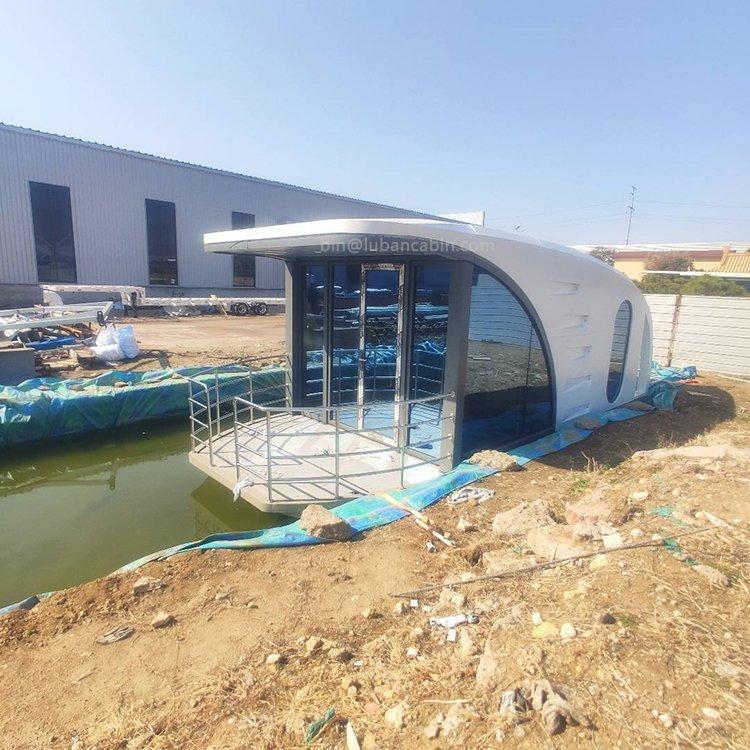 Плавучий дом модерн с понтоном и роскошным дизайном (арт. 26-1090162)