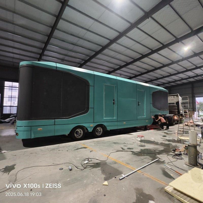 Капсульный дом на колесах с люксовым дизайном для кемпинга (арт. 26-1090288)