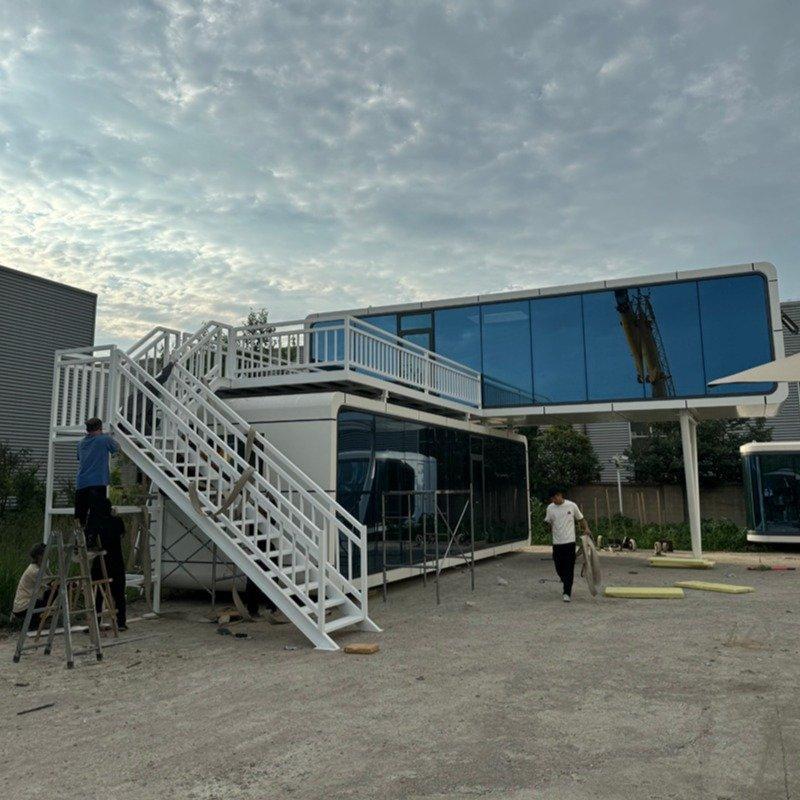 Двухэтажный уличный офис-контейнер с капсулой для мобильного магазина (арт. 26-1090388)