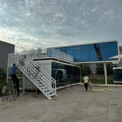 Двухэтажный уличный офис-контейнер с капсулой для мобильного магазина (арт. 26-1090388)