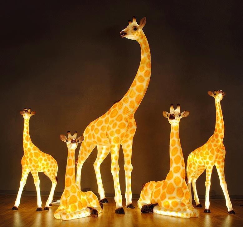 Скульптура жирафа из стекловолокна с подсветкой для ТЦ (арт. 26-1090452)