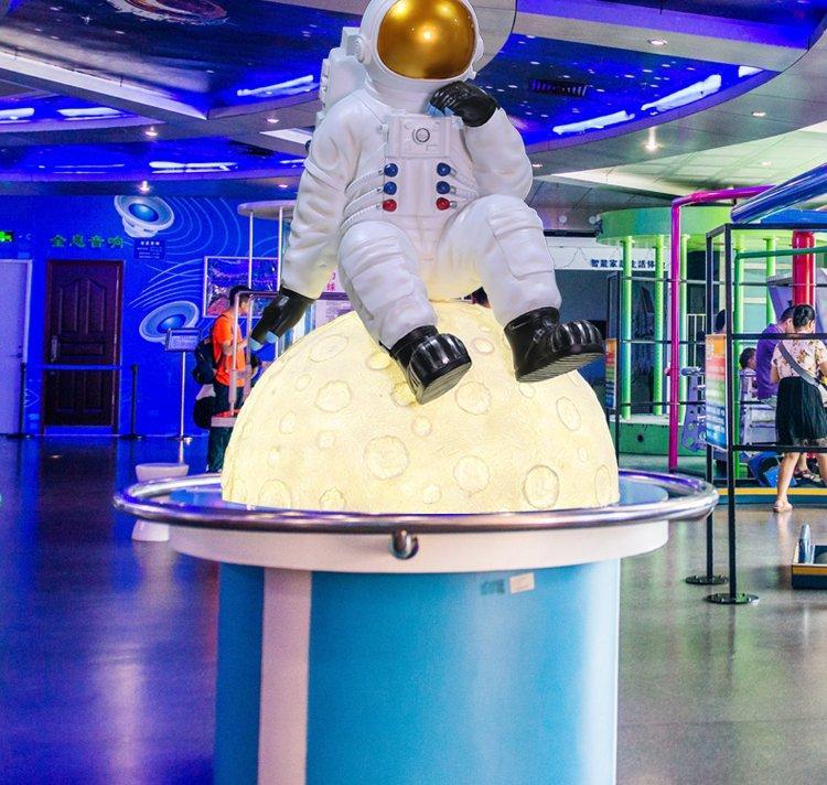 Скульптура Астронавт для Торгового центра из фибергласа (арт. 26-1090577)