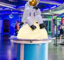 Скульптура Астронавт для Торгового центра из фибергласа (арт. 26-1090577)